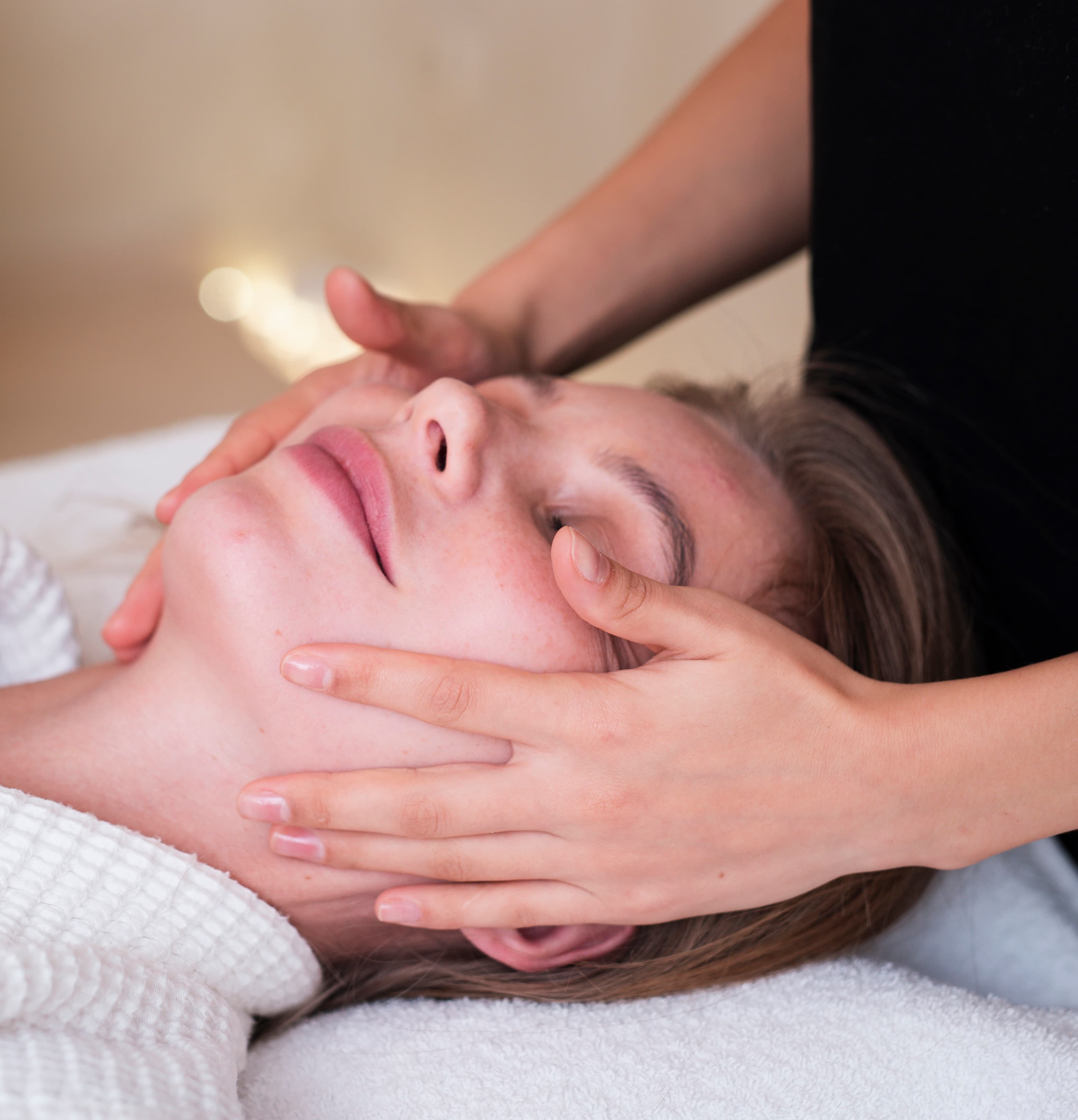 Gesicht und Kopfmassage